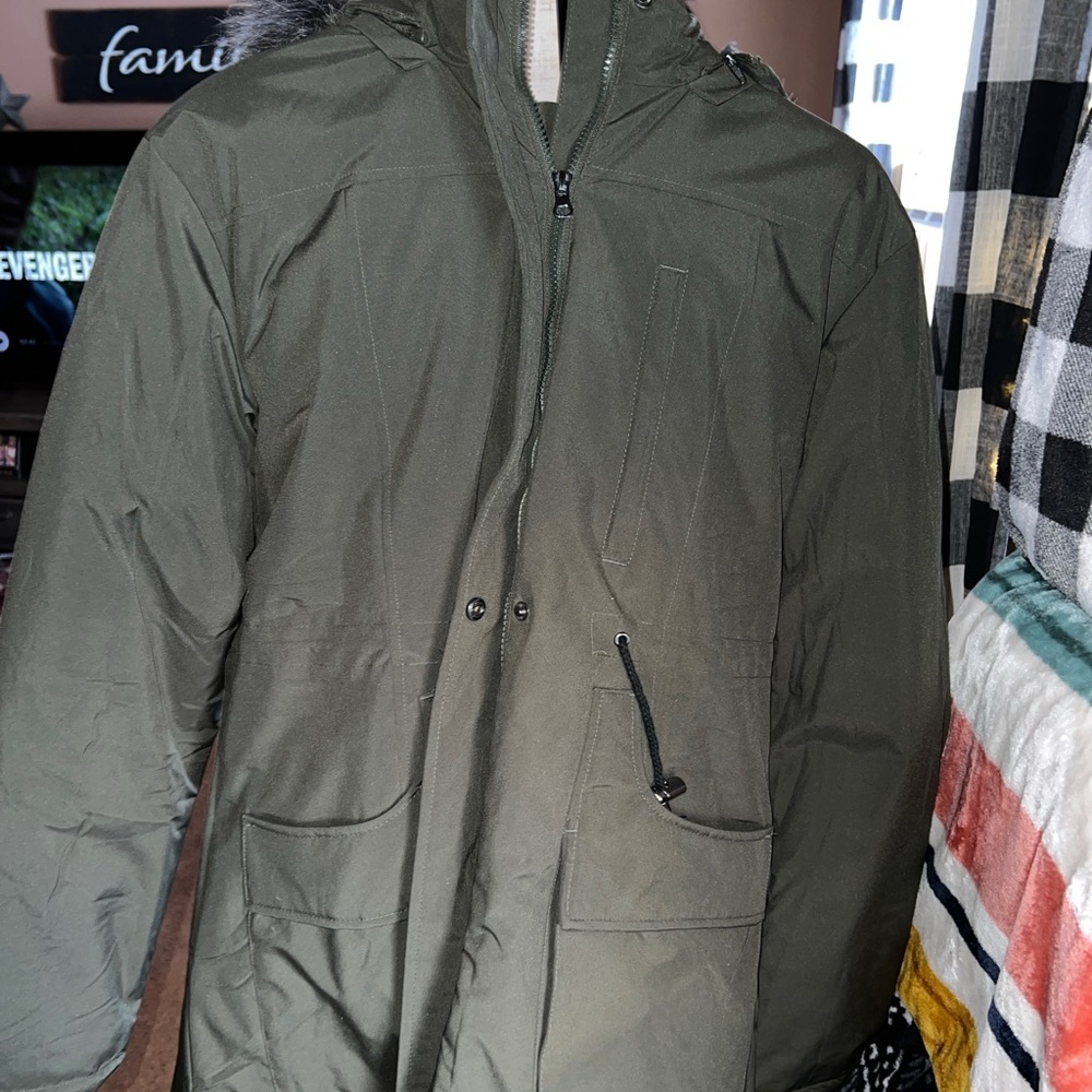 Women’s winter coat, brand new, olive green, size Medium